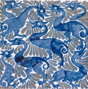 C.9-1941葉の間の濃い青の鳥のようなドラゴンのタイル、1898年（光沢のある釉薬が付いた陶器）